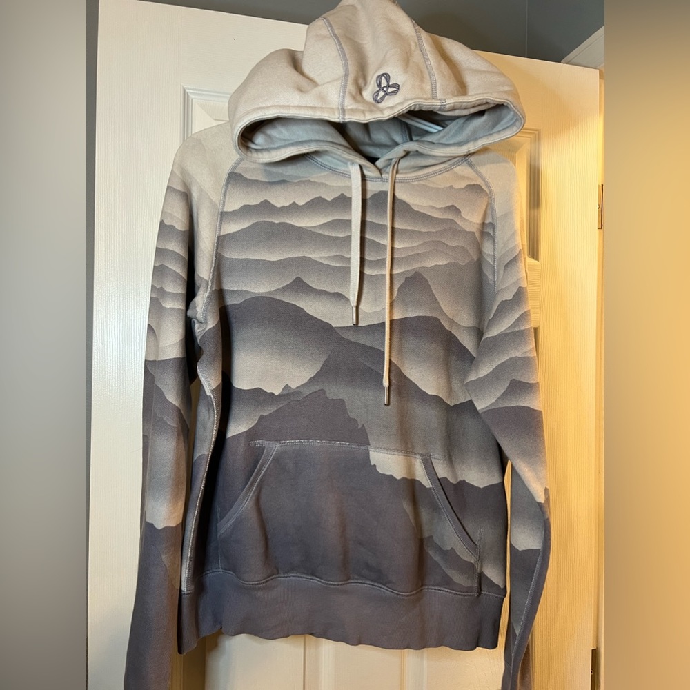 TNA mountain hoodie size XL. Fits on the smaller size for xl